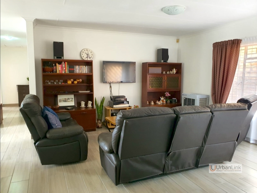 3 Bedroom Property for Sale in Safari Gardens North West